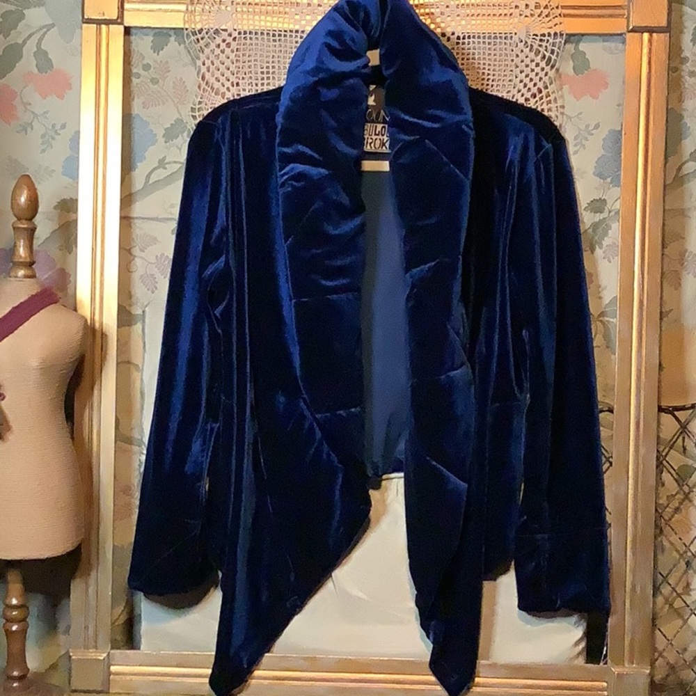 Stunning velvet jacket …free fall front…no buttons or closure.
